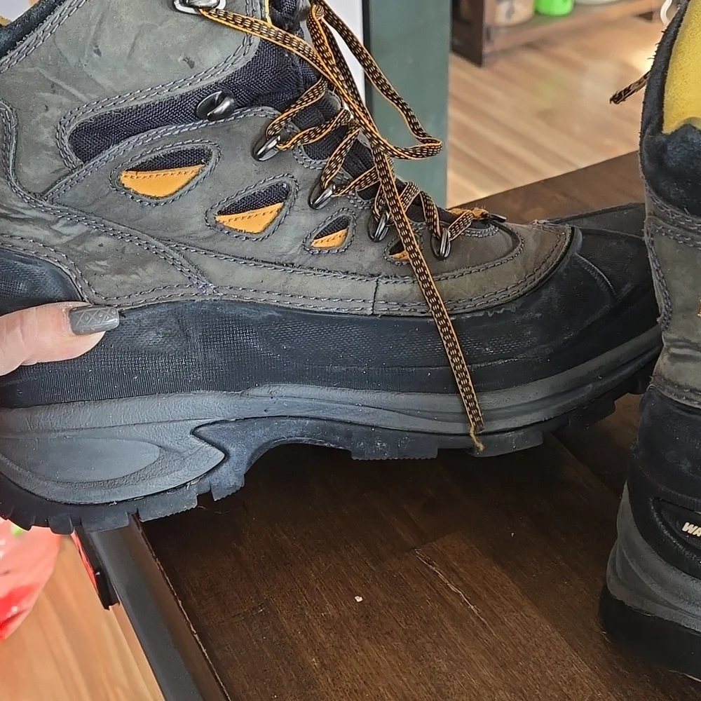 LL Bean 3M Thinsulate Black and Yellow Boots Mens Size 9 Waterproof Hikers